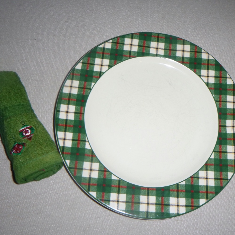 TARGET HOME DESIGN CHRISTMAS PLAID PLATE